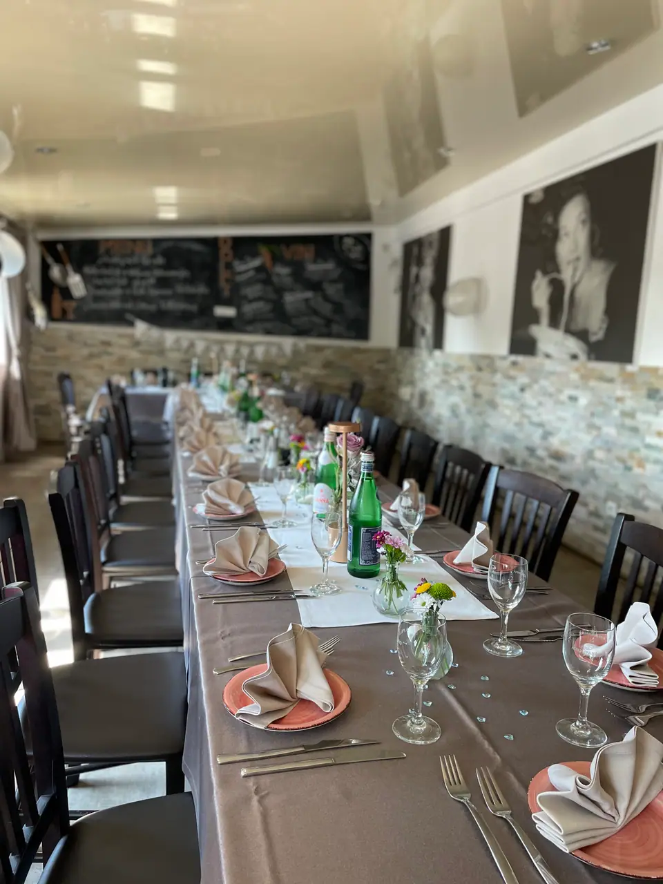 Festlich eingedeckte lange Tafel für eine Feier im Kastanienhof Moers