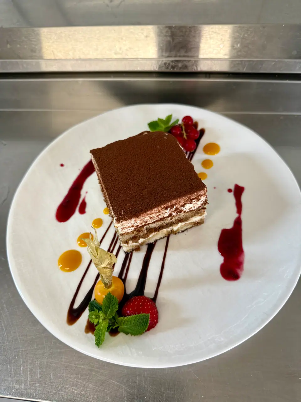 Tiramisu mit Beeren und Schokoladensauce