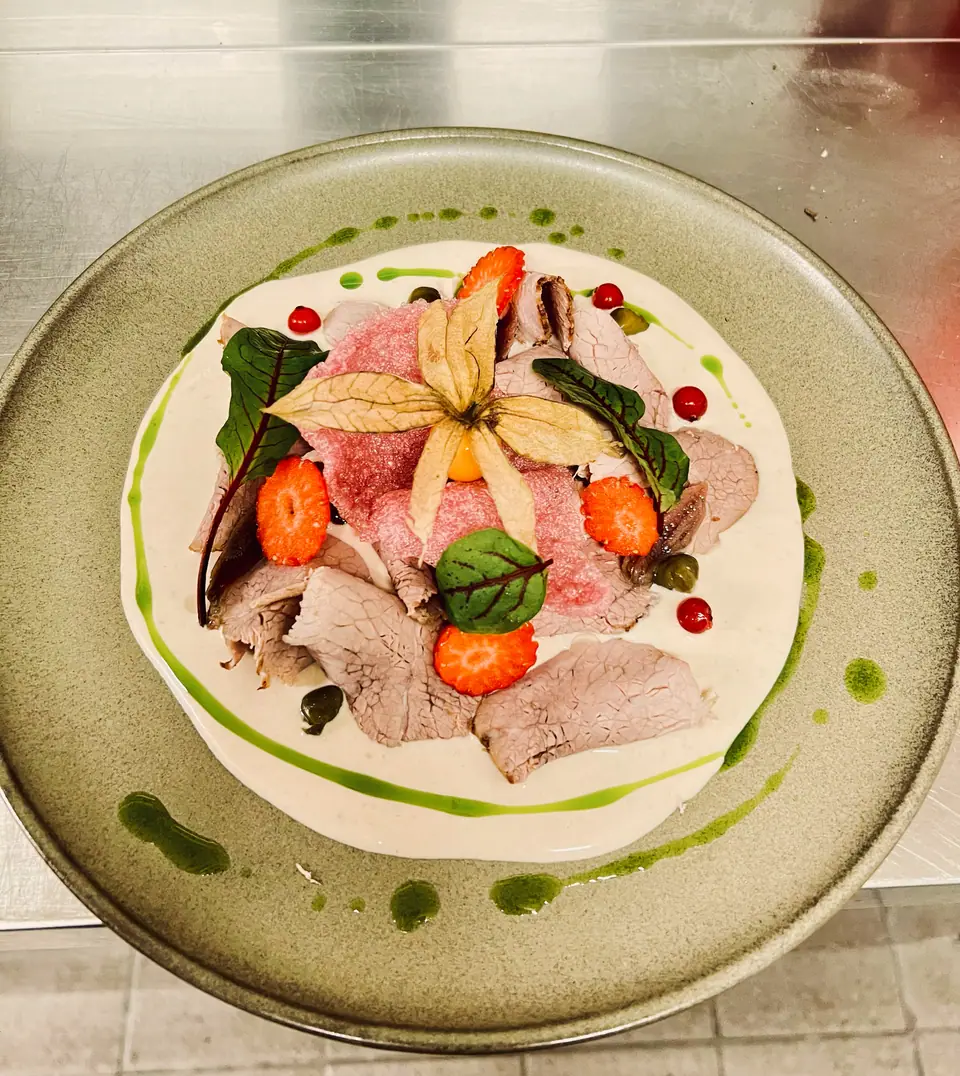 Köstliches Rinderfilet mit frischen Beilagen im Kastanienhof