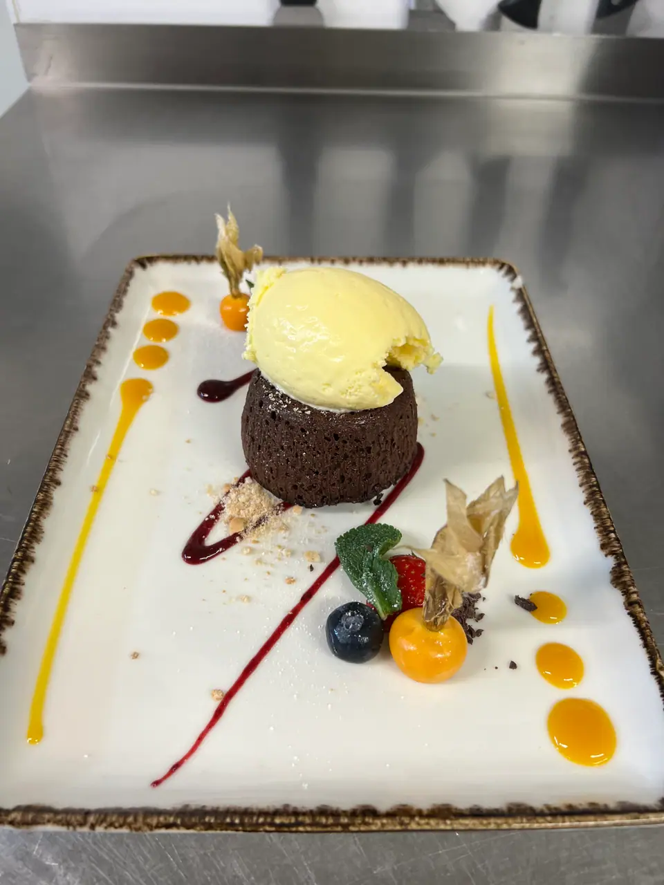 Schokoladenfondant mit Vanilleeis und Fruchtsaucen